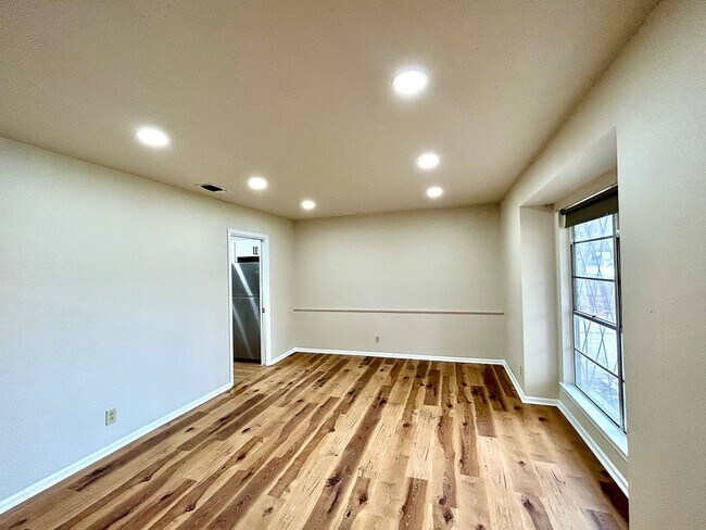 Building Photo - Adorable home 3 bedroom 2 bath Move in Aug...