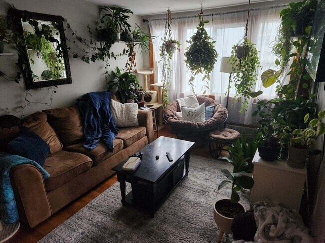 Sala de estar luminosa - 1206 S 73rd St