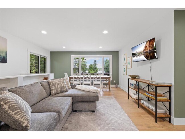 Foto del edificio - 28148 Elk Lake Rd E