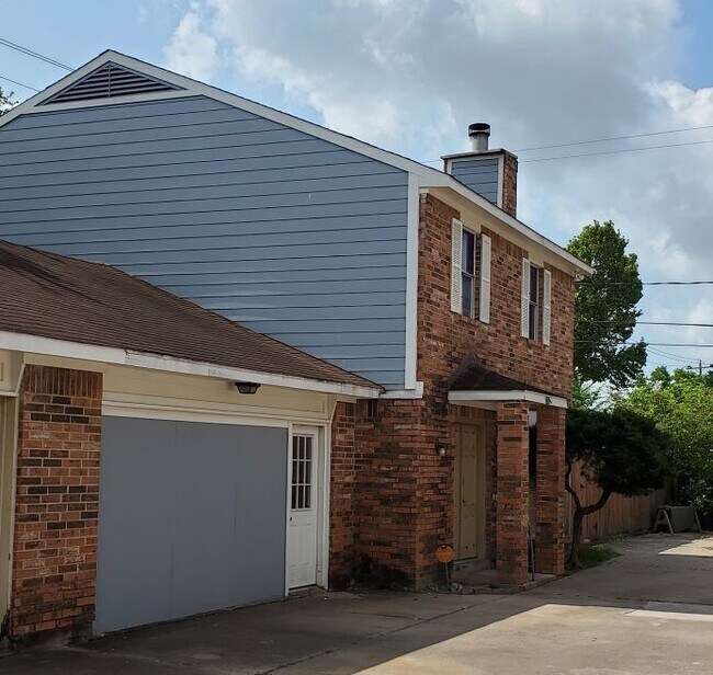 Building Photo - 9201 Carousel Ln
