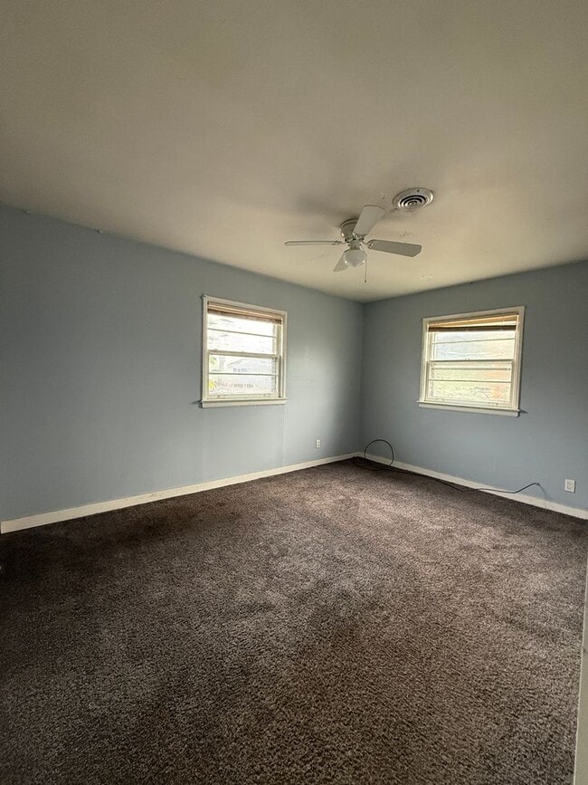 Building Photo - Cute 1 Bedroom 1 Bath Duplex