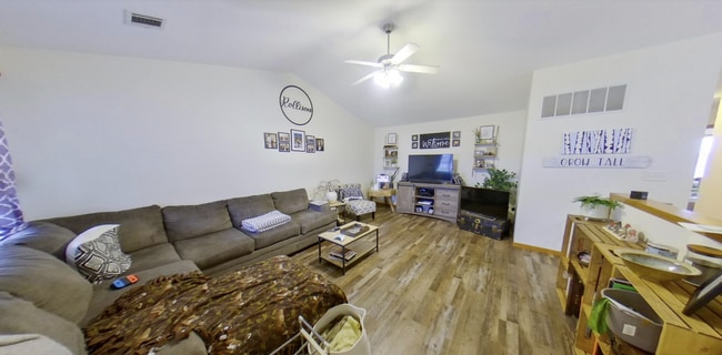 Building Photo - 3D Tour Available - Spacious Living! Fence...