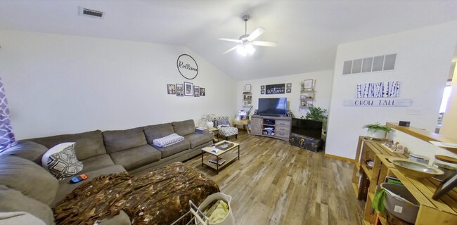Foto del edificio - 3D Tour Available - Spacious Living! Fence...