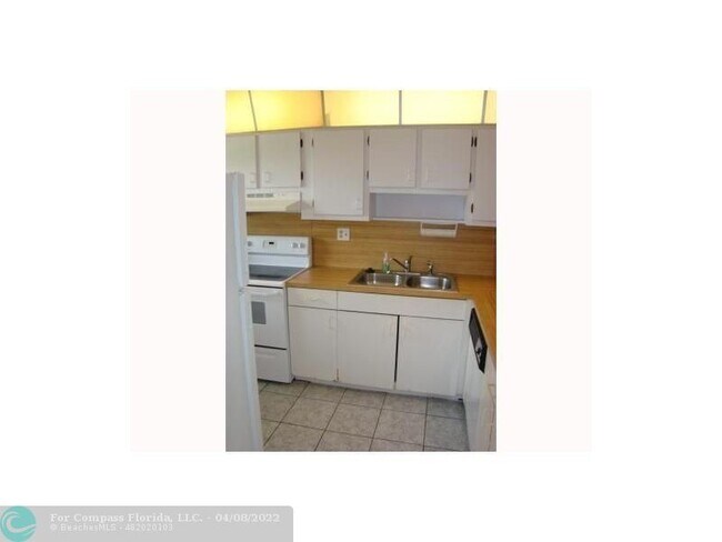 Foto del edificio - 8433 Forest Hills Dr
