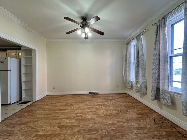 Building Photo - 2 bedroom 1 bath on quiet street.