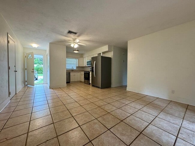 Building Photo - 281 Tropical Ln