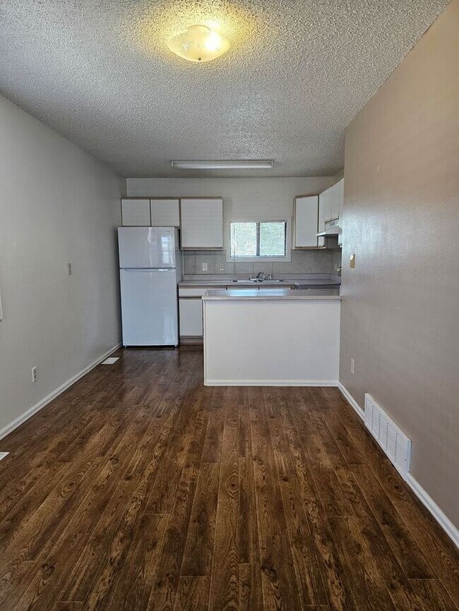 Building Photo - Cute 2-Bedroom Duplex for Rent