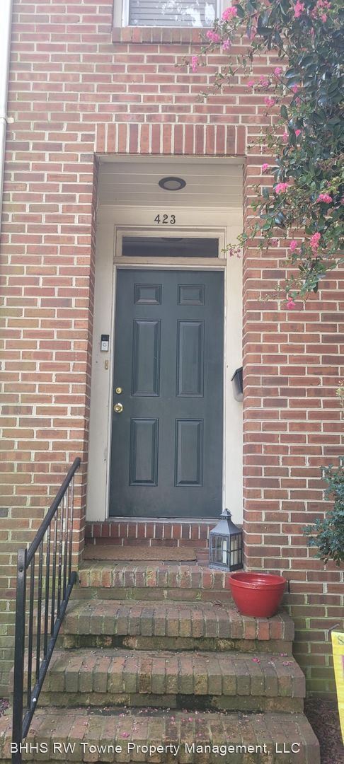 Building Photo - 3 br, 2.5 bath House - 423 W. Princess Ann...