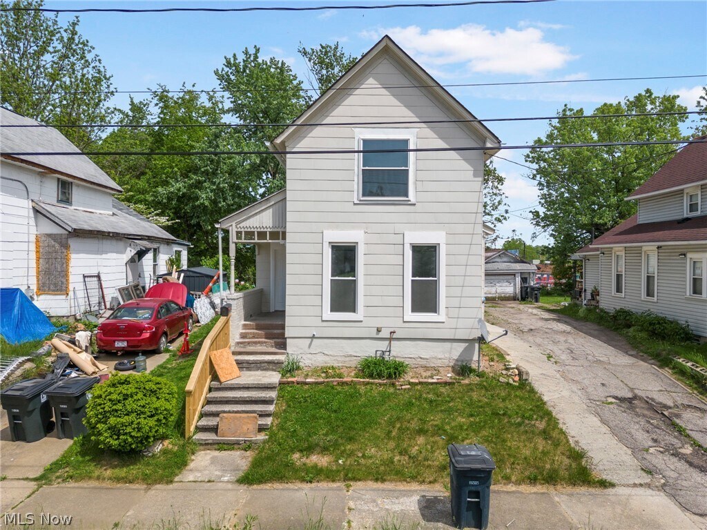 Primary Photo - 1027 Yale St