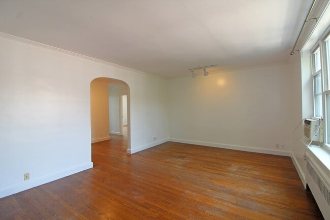 Building Photo - 80 Strathmore Rd