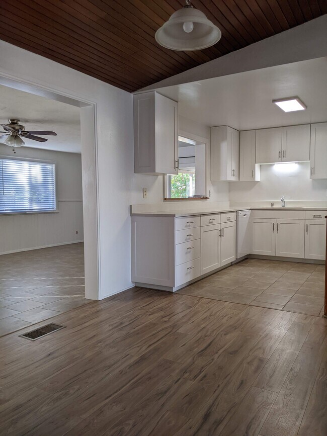 Building Photo - 2809 Palomas Dr NE