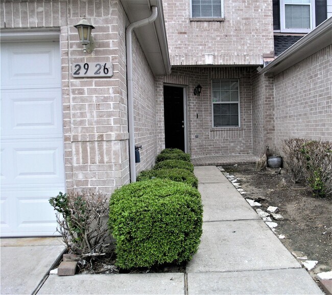 Foto del edificio - 2926 Meadowglen Crest