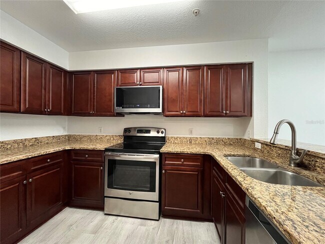 Building Photo - 13838 Fairway Island Dr