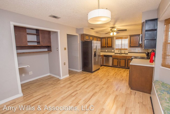 Building Photo - 5925 Parkview Dr
