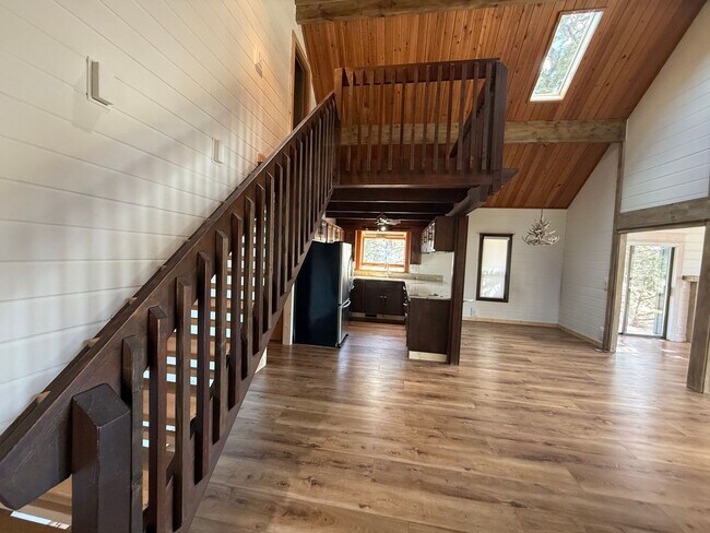 Foto del edificio - Beautiful and Bright 3 Bed/2 Bath with Acreage in NE Bend