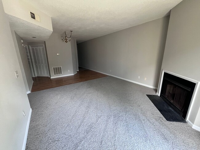 Building Photo - The Courtyard on Wilshire Blvd- 2 BED | 2 ...