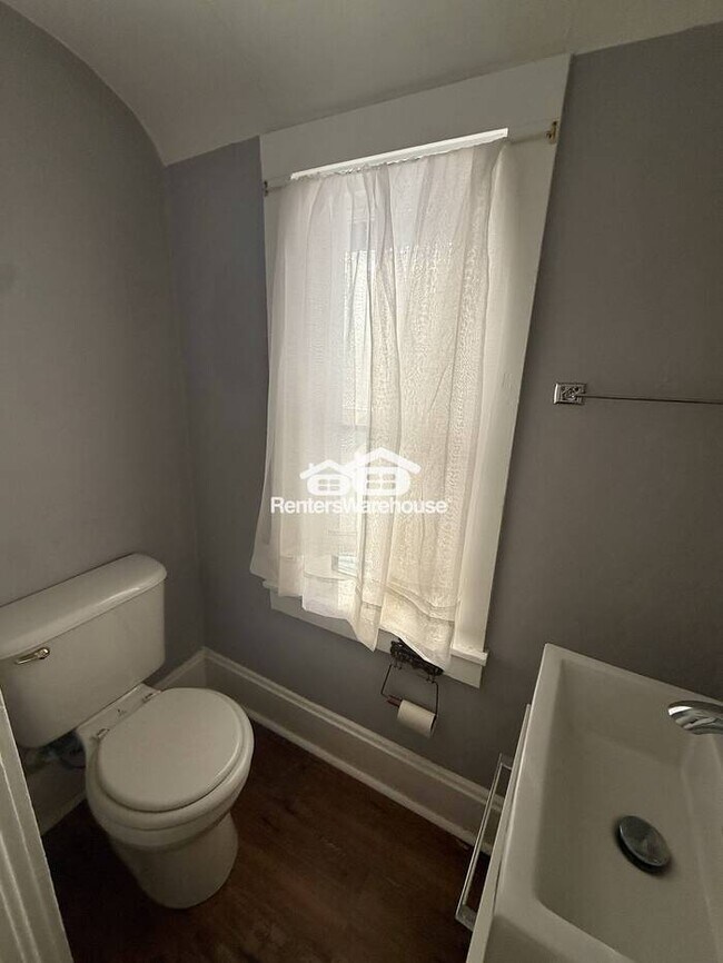 Foto del edificio - Efficency Upper Duplex Unit Avail NOW