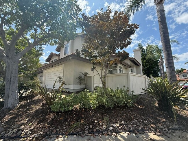 Building Photo - LOCATION LOCATION!! 4BR/3BA Townhome in De...