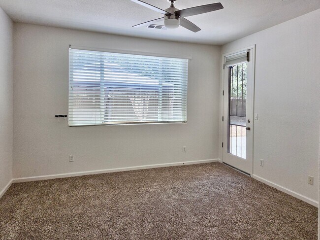 Foto del edificio - $2,400 Barstow & Leonard, 3 Bed- 2 Full Ba...