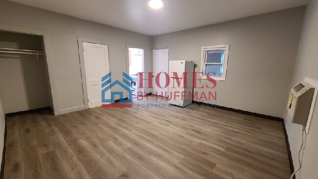 Building Photo - Effiency Unit including Utilities | Move I...
