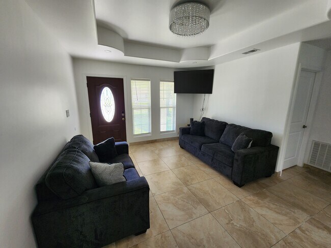 Completamente amueblado y acogedor. - 228 Las Mitras Ln