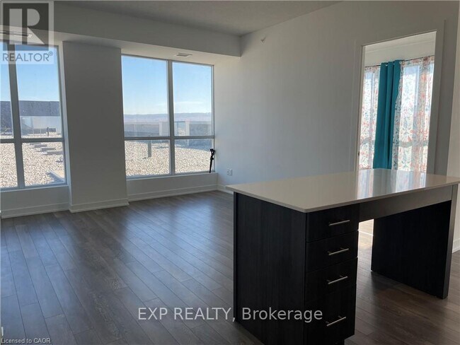 Photo du bâtiment - 550 N Service Rd