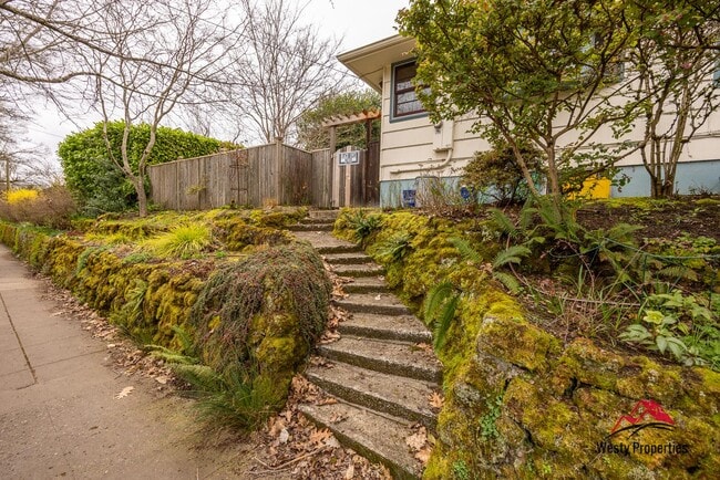 Building Photo - 3205 NE Davis St