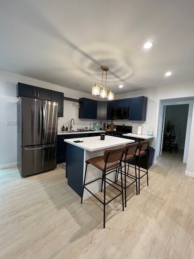 Cocina bellamente remodelada con todos los electrodomésticos nuevos. - 2016 N Ave