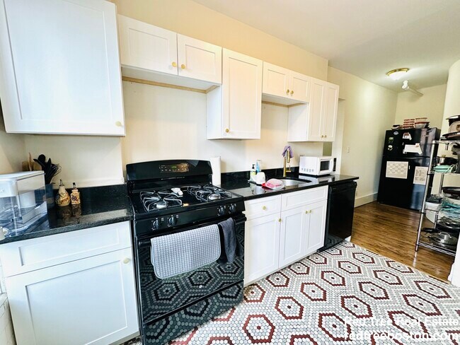 Building Photo - 466 Park Dr
