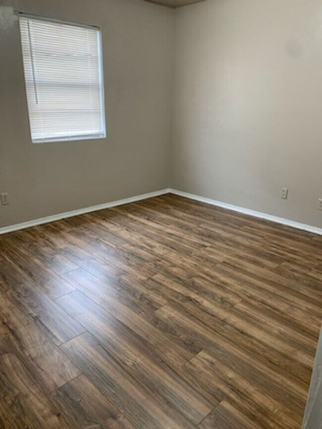 Foto del edificio - 2704 Poplar Cir