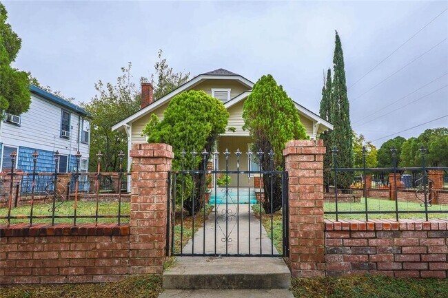 Building Photo - Gorgeous craftsman style house on a big co...