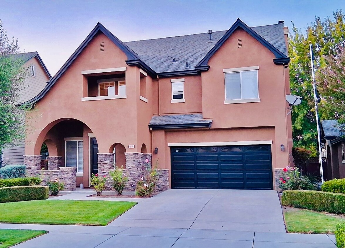 Foto principal - Beautifully Remodeled 4-Bedroom, 2.5 Bath ...