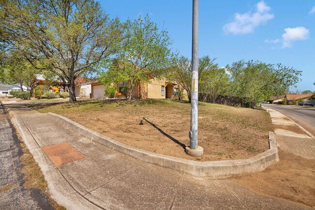 Foto del edificio - Stunning corner lot home offering convenie...