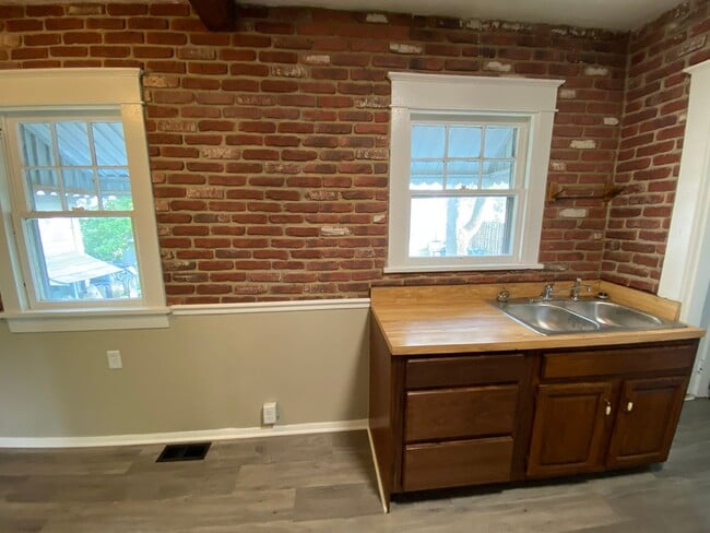 Building Photo - Charming 2 bedroom / 1 bath house