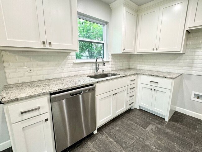 Building Photo - 315 W Cypress St