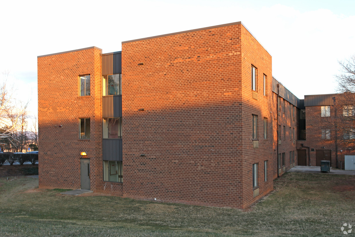 Building Photo - Stratford Village