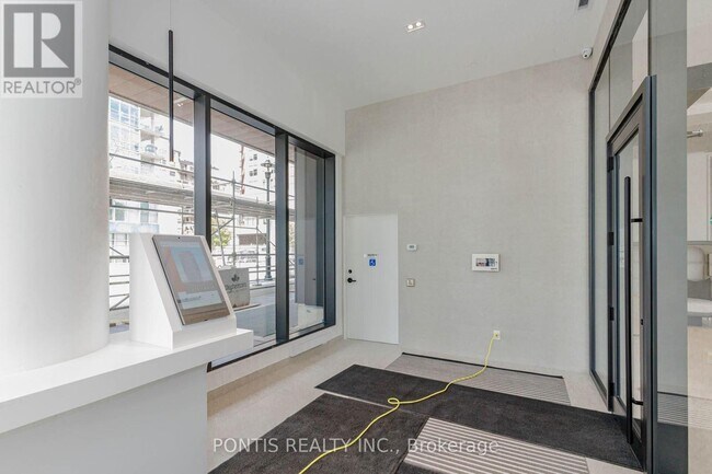 Photo du bâtiment - 2075 Lakeshore Rd.