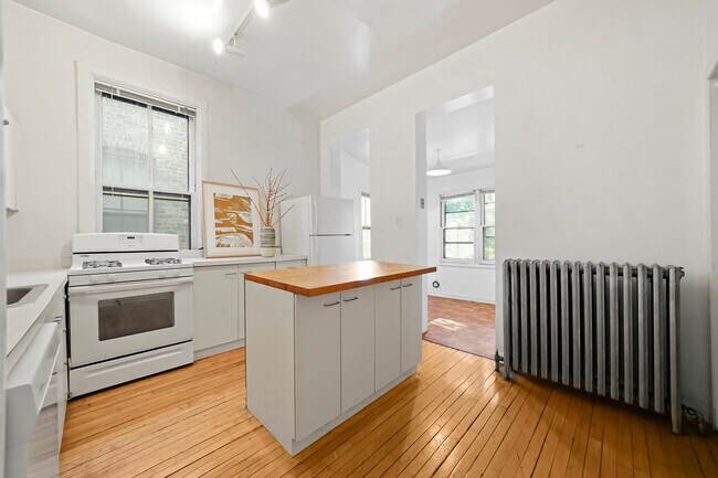 Building Photo - 2141 W Caton St