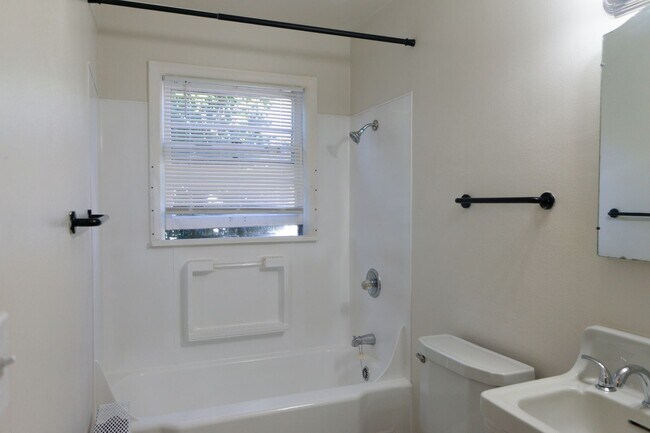 Foto del edificio - Study, Sleep, Repeat — Vintage 2-Bedroom Near Willamette University!