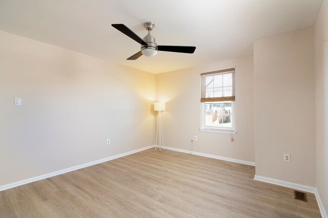 Building Photo - Enormous 4BR townhome with COUNCIL ROCK SC...