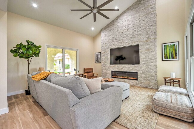 Building Photo - 7833 E Foxmore Ln