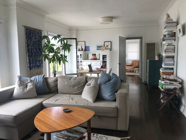 Foto del edificio - Large 2 Bed, 1 Bath Upper Level Residence with Parking & In-Unit Laundry