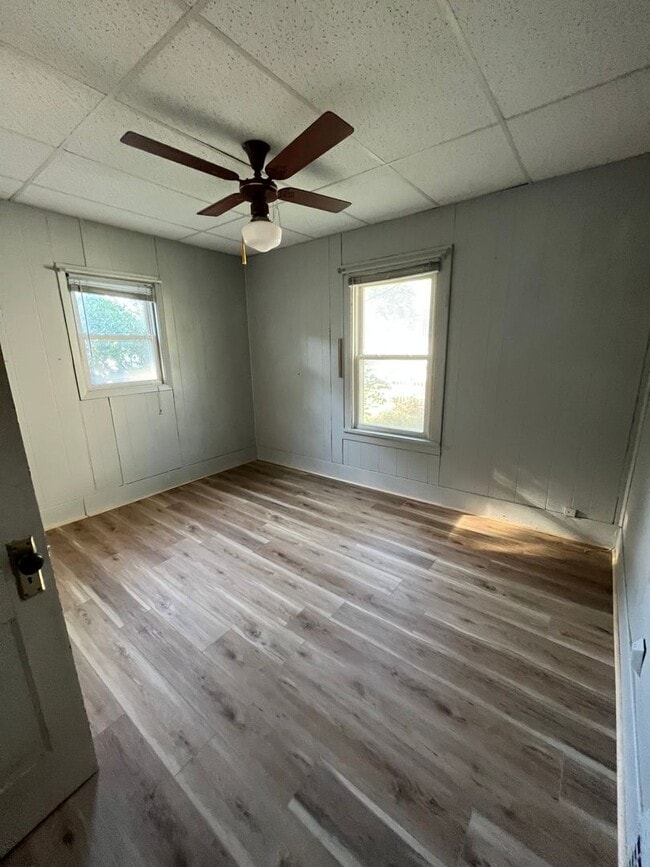 Building Photo - 2 bedroom 1.5 Bathroom House!