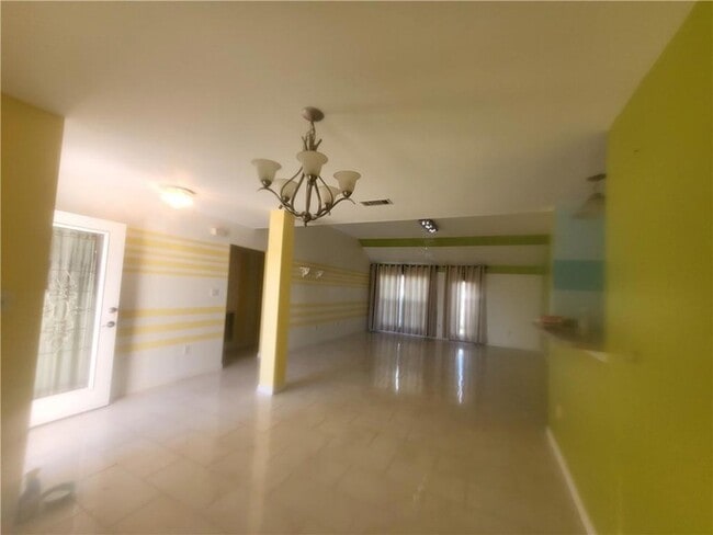 Building Photo - 827 Charlie Dr