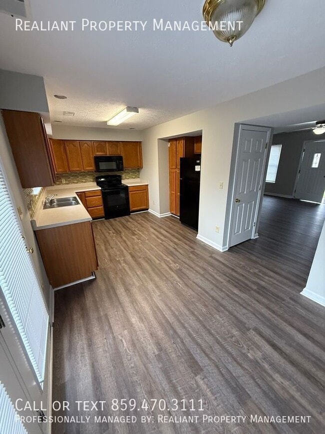 Building Photo - 223 Tanbark Dr