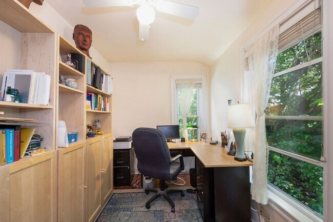 Building Photo - Rare 2 bed for its price in Brighton.... SEPT 1ST