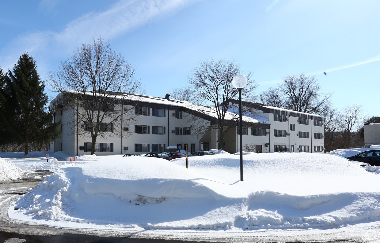 Fairmount Gardens Apartments in Camillus, NY
