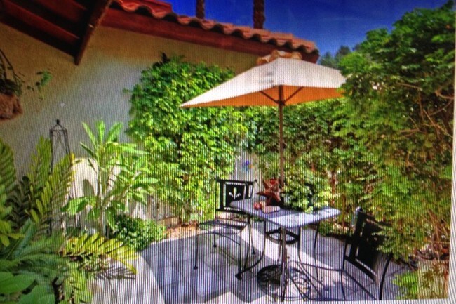 Front private patio - 41785 Largo