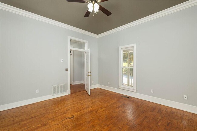 Foto del edificio - 347 Rollston Ave