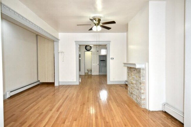 Foto del edificio - 30 Roosevelt Ave
